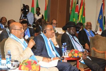 Sudanese president Omer Hassan al-Bashir (L), Ethiopian prime minister Hailemariam Desalegn (C) and South Sudanese president Salva Kiir (R) at the third Tanana Forum on Security in Africa held in Ethiopia's Bahr Dar town on 27 April 2014 (SUNA)
