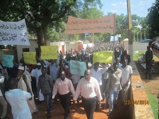 darfurain_traders_in_wau_stage_a_peaceful_demonstration.jpg