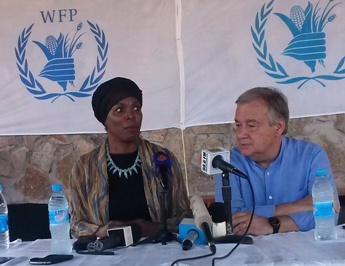 WFP director Ertharin Cousin (L) and the UNHCR's Antonio Guterres brief reporters on ongoing humanitarian efforts in South Sudan in the capital, Juba, on 1 April 2014 (ST)