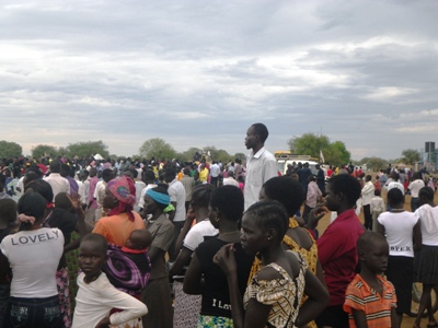 Hundreds of South Sudanese youths attend a rally at Mingkaman in Lakes state's Awerial county on 27 April 2014 (ST)
