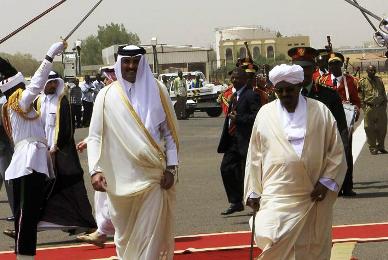 Sudan's President Omar al-Bashir (R) welcomes Qatar's Emir Sheikh Tamim bin Hamad al-Thani as he arrives at Khartoum Airport for an official visit April 2, 2014. (Photo Reuters/Mohamed Nureldin Abdallah)