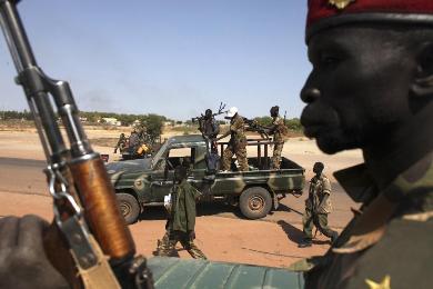 SPLA soldiers get off of a pick-up truck in Bentiu, Unity state January 12, 2014.  (Photo Reuters/Andreea Campeanu)
