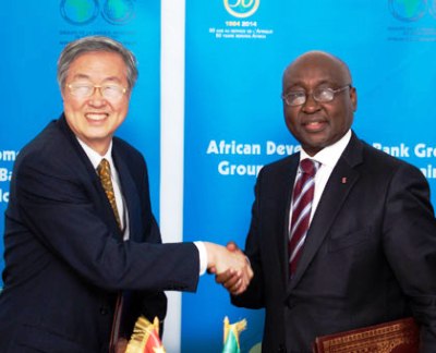 Zhou Xiaochuan, Governor of the People’s Bank of China (L) and African Development Bank Group's president Donald Kaberuka after the signing of the fund in Kigali, Rwanda, May 22, 2014 (AfDB photo)