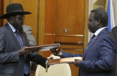 South Sudan's president Salva Kiir (L) and rebel leader Riek Machar signed a fresh peace deal in the Ethiopian capital, Addis Ababa, on 9 May 2014 after their first face to face meeting since the hostilities began (Photo: Reuters)