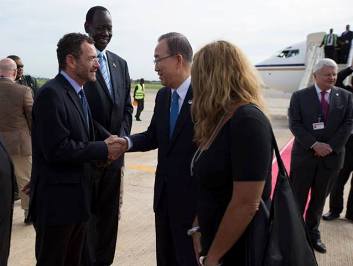 UN secretary-general Ban Ki-Moon (R) shakes hands with UN humanitarian coordinator for South Sudan Toby Lanzer (L) following his arrival in the capital, Juba, on 6 May 2014 (Photo: UNMISS)