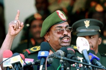 Sudanese president Omer Hassan al-Bashir addresses soldiers in the capital, Khartoum, on 16 March 2009 (Photo: Reuters)