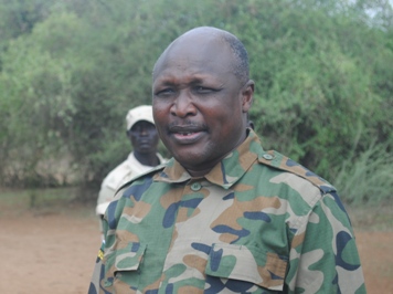 Eastern Equatoria state governor Louis Lobong speaks to organised forces, April 30, 2014 (ST)
