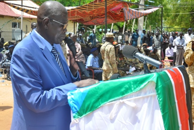 The caretaker governor of South Sudan's Jonglei state, John Kong Nyuon, address the crowd at celebrations in Bor commemorating the national army on 22 May 2014 (ST)