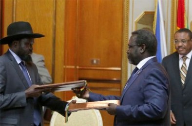 Ethiopian prime minister Hailemariam Desalegn (R) looks on as South Sudan’s rebel leader Riek Machar (C) and president Salva Kiir (L) exchange signed peace agreement documents in the Ethiopian capital, Addis Ababa, on 9 May 2014 (Photo: Reuters/Goran Tomasevic)