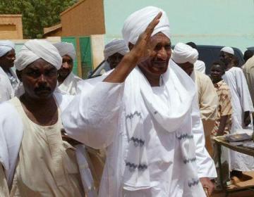 Sudan's former prime minister and head of the National Umma Party (NUP), al-Sadiq al-Mahdi (R) waves to protesters during a demonstration against the Israeli raids on Lebanon in the Sudanese capital, Khartoum, on 21 July 2006 (Photo: Reuters/Mohamed Nureldin)