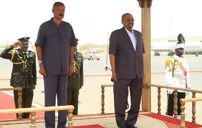 Sudanese President Omer Al-Bashir (R) and his Eritrean counterpart Issaias Afeworki attend a welcome ceremony at Khartoum airport on May 8, 2014  (Photo SUNA)