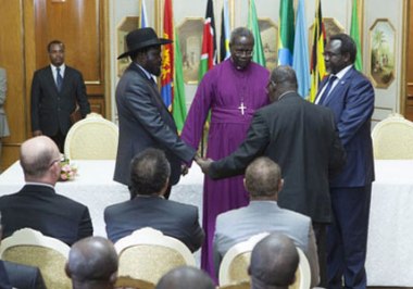 South Sudanese president Salva Kiir (L) and rebel leader Riek Machar (R) hold the hands of two clergymen during the opening prayer of the signing of a cessation of hostilities agreement on 9 May 2014, in the Ethiopian capital, Addis Ababa (Photo: AFP/Zacharias Abubeker)