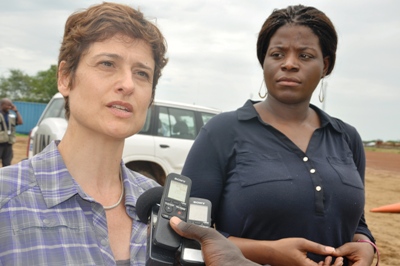 Dina Esposit (L) and Linda Etim speaking to press at Bor airport May 30, 2014 (ST)
