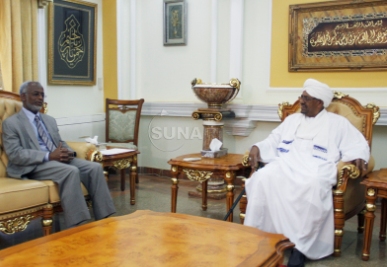 الرئيس عمر البشير يجتمع بوزير الخارجية على كرتي قبيل مغادرته البلاد لألمانيا في 3 يونيو 2014(سونا)