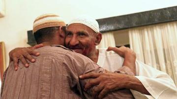 Opposition leader of Umma Party and Sudan's former Prime Minister Sadiq al-Mahdi receives a hug from a supporter at his home in Omdurman after he was released, June 15, 2014 (REUTERS/Mohamed Nureldin Abdallah)