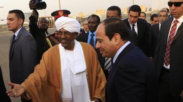 Sudanese president Omar al-Bashir (L) farewells Egyptian president Abdel Fattah al-Sisi (R) as he departs Khartoum on 27 June 2014 (Photo: Reuters/Mohamed Nureldin Abdallah)