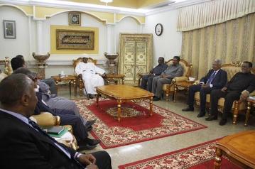 Sudanese president Omer Hassan al-Bashir (center) meeting with the higher committee to follow up on the implementation of the economic reform measures in Khartoum June 3, 2014 (SUNA)