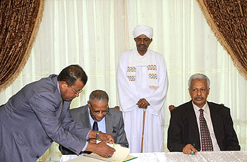 Sudanese president Omer al-Bashir witnessing the signature of agreements with the Islamic Development Bank in Khartoum June 4, 2014 (SUNA)