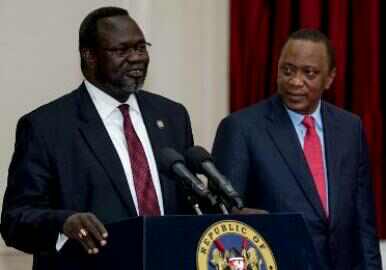 South Sudan’s former vice-president and leader of the SPLM in Opposition, Riek Machar, (L), gives a joint press statement with Kenyan president Uhuru Kenyatta in the capital, Nairobi, on 30 May 2014 (ST)