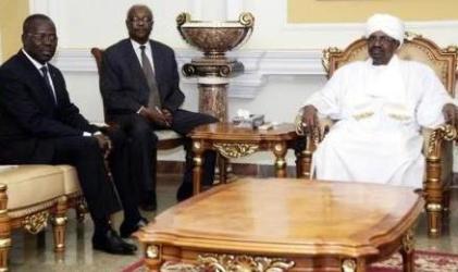President Omer al-Bashir (R) meets with CAR Prime Minister Andre Nzapayeke  (L) in Khartoum on June 12, 2014. (Photo distributed by AFP/Anadolu Agency)