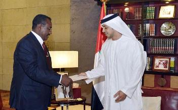 Sudanese president office director Lieutenant General Taha Hussein Osman Ahmed (L) hands Bashir's letter to UAE Deputy Prime Minister and Minister of Presidential Affairs Mansour Bin Zayed al-Nayhan (WAM)