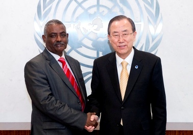 UN chief  Ban Ki-moon (right) meets with Major General Yohannes Tesfamariam on 12 April 2013 (Photo UN)