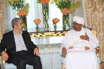 Sudanese president Omer Hassan al-Bashir (R) and Hamas politburo chief Khaled Mashaal (L) in Doha July 9, 2014 (SUNA)