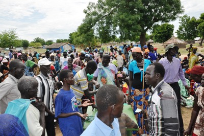 Civilians in Jonglei awaiting delivery of food aid April 16, 2014 (ST)