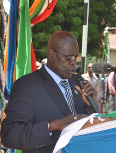 Jonglei state's caretaker governor, John Kong, delivers his speech at Independence Day celebrations in Bor on 9 July 2014 (ST)