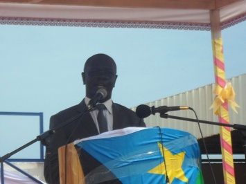 The governor of South Sudan’s Western Bahr el Ghazal state, Rizik Zackaria Hassan, speaks at a public rally in the capital, Wau, on 16 July 2014 (ST)