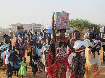 Civilians arrive to take refuge at a UN compound near Juba airport after fighting erupted in the capital on 15 December 2013 (Photo: Rolla Hinedi/UNMISS/AP)