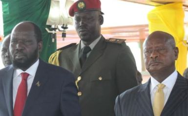 South Sudanese president Salva Kiir (left) watches an Independence Day parade in the capital, Juba, on 9 July 2014 with Ugandan president Yoweri Museveni (right) (Photo: Mugume Davis Rwakaringi/VOA)