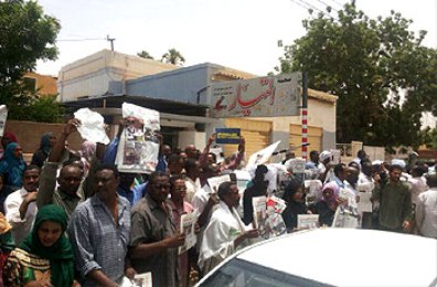 Sudanese journalists demonstrate outside Al-Tayyar's building in Khartoum on 20 July 2014 (ST)