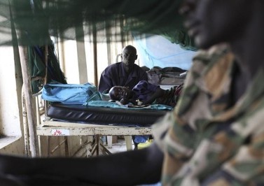 A sick child lies on a bed in a hospital in Jonglei state capital Bor on 15 March 2014 (Photo: Reuters/Andreea Campeanu)