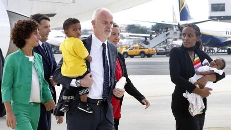 Meriam Ibrahim (R) holds her baby daughter Maya, accompanied by Italian deputy foreign minister Lapo Pistelli, who is holding her son Martin, followed by Italian foreign minister Federica Mogherini, Italian prime minister Matteo Renzi (second from right) and his wife Agnese Landini (second from left) after landing at Rome's Ciampino airport on 24 July 2014 (Photo: AP/Riccardo De Luca)