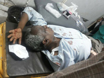 The editor in chief of Al-Tayyar Osman Mirghani at Khartoum hospital following an assault by masked gunmen on 19 July 2014 (Photo Al-Tayyar)