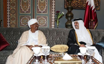 Sudanese president Omer Hassan al-Bashir (L) and the Emir of Qatar Sheikh Tamim bin Hamad al-Thani in Doha on 8 July 2014 (QNA)