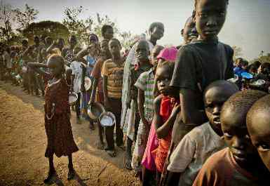 South Sudanese refugees waiting in line to receive food at the Dzaipi transit centre in Uganda (Photo: UNHCR/ F. Noy)