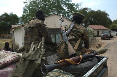 Soldiers from the South Sudanese army (SPLA) sit on a pick up truck during a patrol in Upper Nile state capital Malakal on 21 January 2014 (Photo: AFP/Harrison Ngethi)