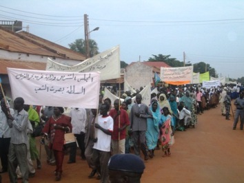 Residents of South Sudan's Western Bahr el Ghazal march through the streets of the state capital on 23 July 2014 in support of a proposal to relocate the national capital from Juba to Wau (ST)