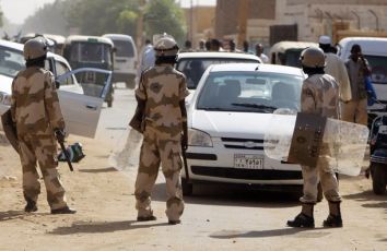 صورة من الارشيف لرجال الشرطة السودانية في شوارع العاصمة الخرطوم