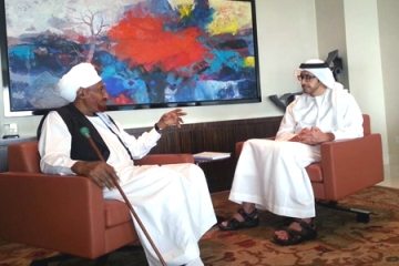 Sudan’s National Umma Party (NUP) leader al-Sadiq al-Mahdi (L) meets with UAE’s foreign minister Abdullah bin Zayed (R) in Abu Dhabi on 25 August 2014 (Photo handout)