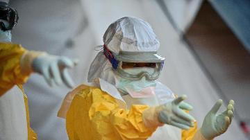 A medical worker wears protective clothing at an Ebola treatment facility in Kailahun, Sierra Leone, on 15 August 2014 (Photo: AFP Photo/Carl de Souza)