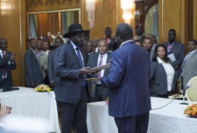 President Salva Kiir and rebel leader Riek Machar signe a peace deal in the Ethiopian capital, Addis Ababa, on 9 May 2014 aimed at resolving conflict in South Sudan (Photo: AFP/Zacharias Abubeker)