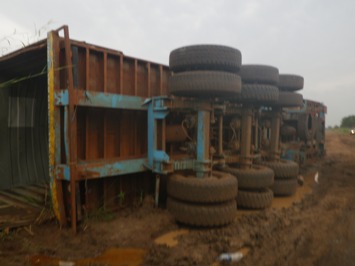 A overturned truck on the Juba-Bor road, which has become almost impassable as a result of the rainy season and its poor condition (ST)