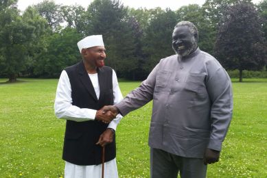 President of the opposition National Umma Party (NUP) Sadiq al-mahdi (L) shake hands with the chairman of the Sudan Revolutionary Front (SRF) on 8 August 2014 (ST)