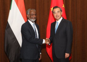 Chinese foreign minister Wang YI (R) shake hands with visiting Sudanese foreign minister Ali Karti on 22 August 2013 (photo Chinese foreign ministry)