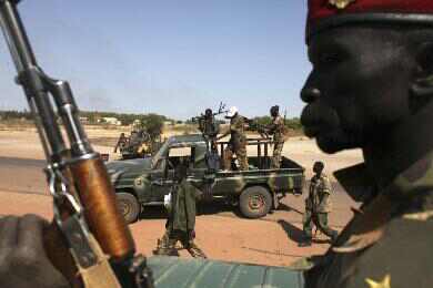 Soldiers from the South Sudanese army (SPLA) disembark from a pick-up truck in Unity state capital Bentiu on 12 January 2014 (Photo: Reuters/Andreea Campeanu)