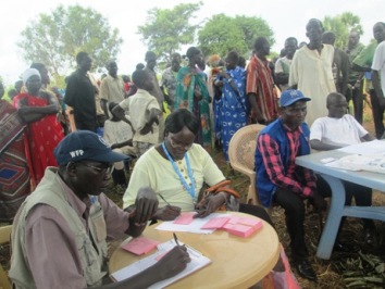 Staff from the UN World Food Programme (WFP) register displaced people at the Eastern Bank transit camp in South Sudan’s Western Bahr el Ghazal state on 29 August 2014 (ST)