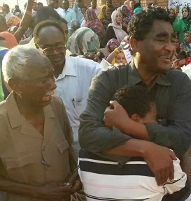Leader of the Sudan Congress Party (ScoP) Ibrahim al-Sheikh embracing his son following his release on 15 September 2014 (Photo SCoP)